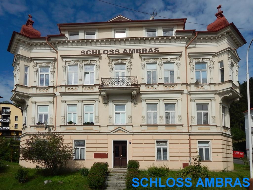 Schloss Ambras Mariánské Lázně Стая снимка
