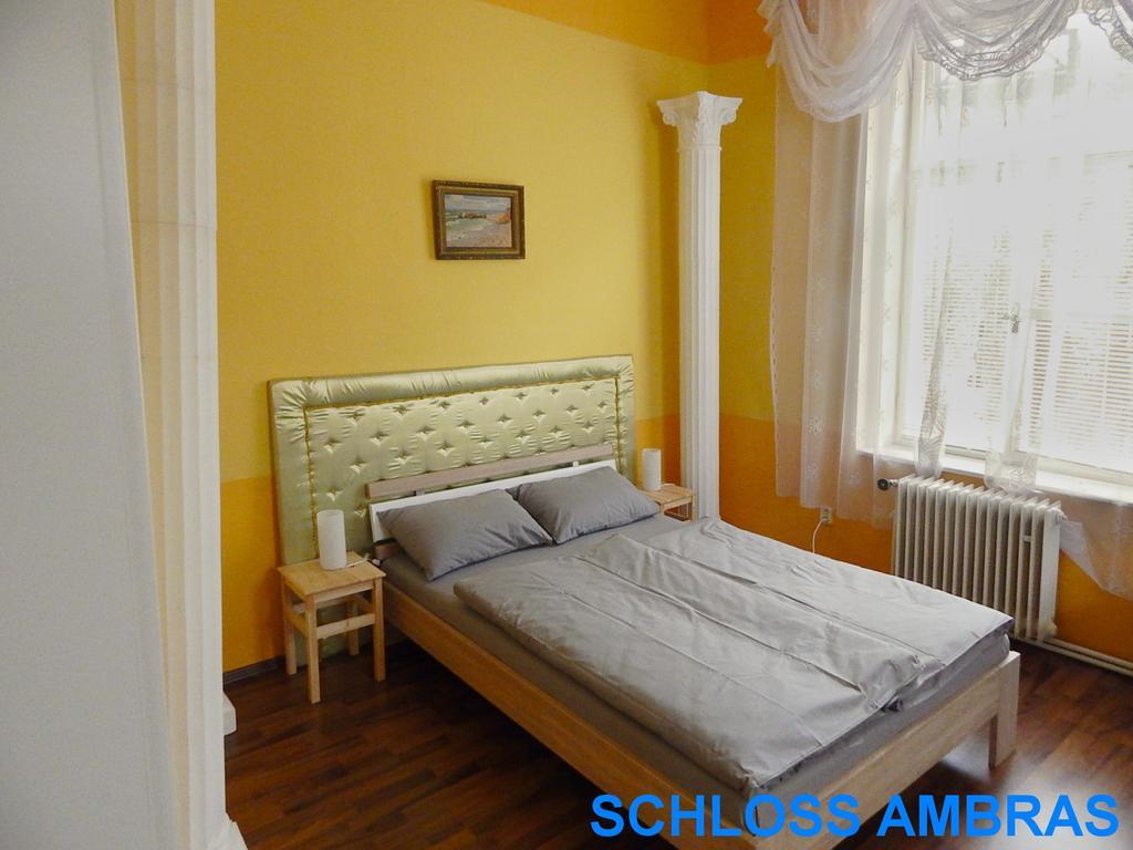 Schloss Ambras Mariánské Lázně Стая снимка