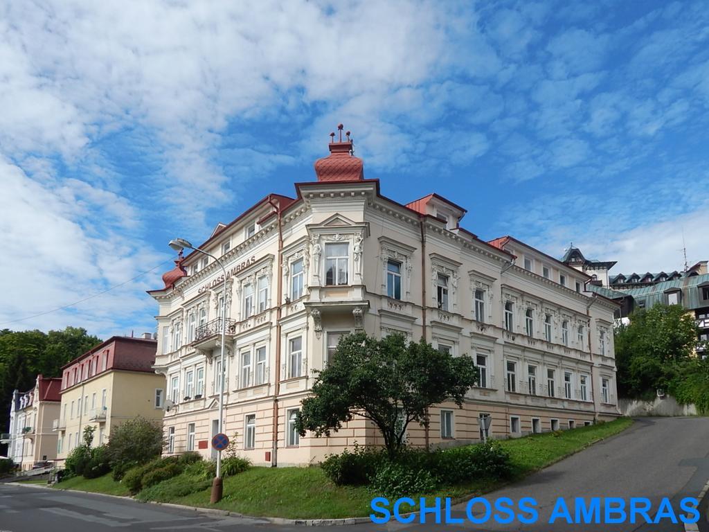 Schloss Ambras Mariánské Lázně Стая снимка