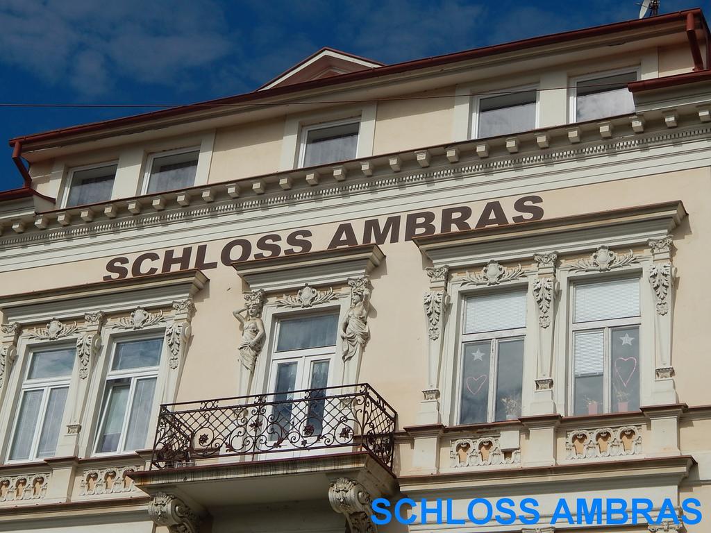 Schloss Ambras Mariánské Lázně Стая снимка
